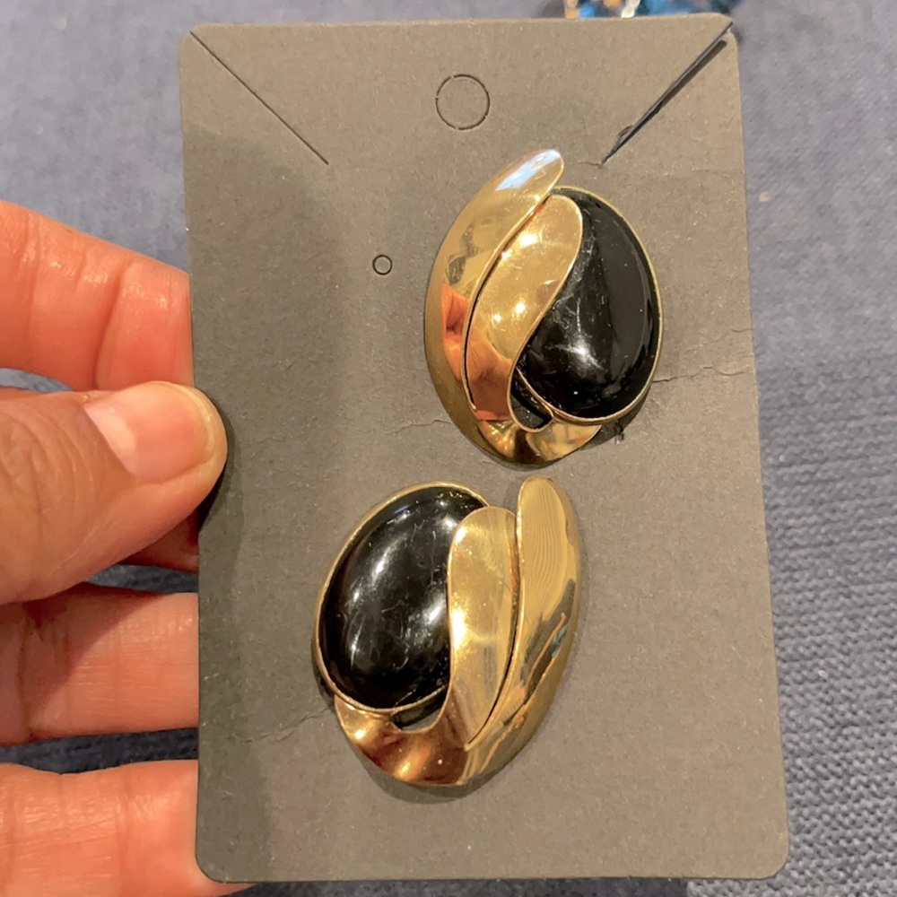 Vintage Clip Black Gold Clipped Earrings